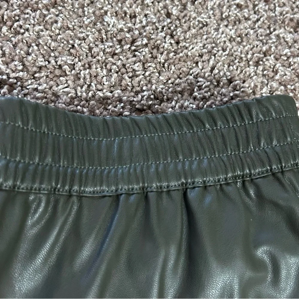 Dear John Olive Green Faux Leather Jogger‎ Pants Women’s Size M Pull On